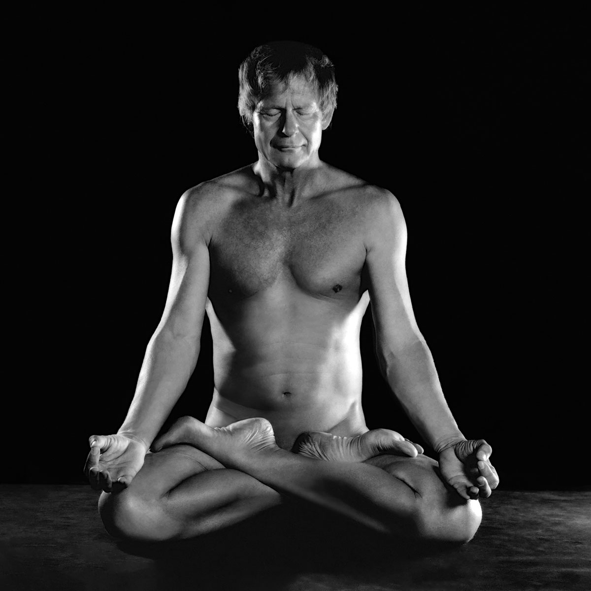 FKK, nackt und frei - Nackt-Yoga - Lotussitz - Padmasana, Erhard Hagebeuker